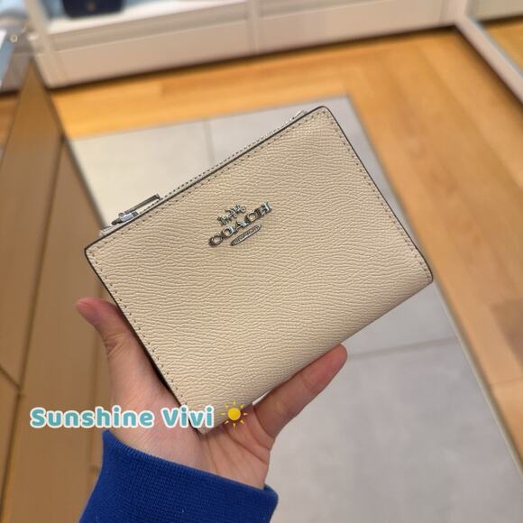 NWT Coach CR983 Silver /Chalk Cross Grain Leather Bifold Wallet - Picture 1 of 4